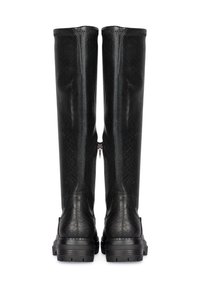 Botas altas de cuero negro con textura y patrón de piel de serpiente, con cremallera lateral y suela gruesa de goma.