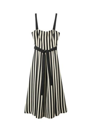 Robe midi rayée verticale noir et blanc avec fines bretelles et une ceinture noire nouée à la taille.