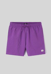 Shorts de bain pour hommes violets avec taille élastique, cordon de serrage à l'avant, tissu texturé et petite étiquette blanche sur l'ourlet gauche.