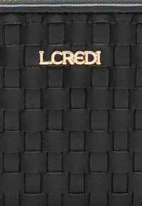 Czarny pleciony portfel ze skóry o gładkiej fakturze, z wyraźnie widocznym złotym logo "L.CREDI" na przedniej stronie.