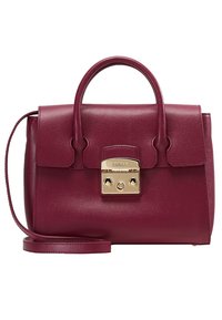 Bordeaux läderhandväska med en strukturerad design, guldhardware, dubbla topphandtag, avtagbar axelrem och en lucka med stängning.
