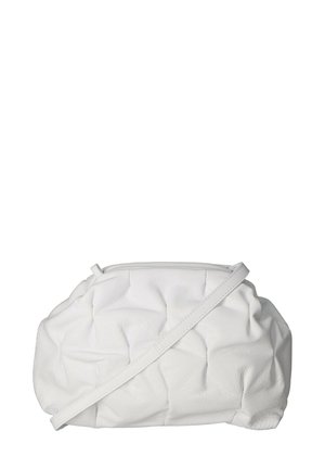 Weiße Leder-Schultertasche mit einem gesteppten Design, weicher Textur und einem dünnen, verstellbaren Tragegurt. Abgerundete Form mit einem Reißverschluss.