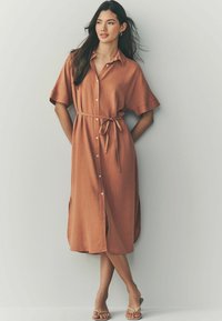 Next PETITE FIT - SHORT SLEEVE WAIST MIDI - Skjortklänning - terracotta brown