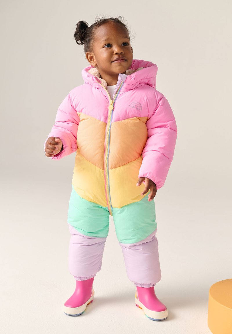Spalvingas pūkuotas snowsuit'as su rožinėmis, oranžinėmis, žaliosiomis ir violetinėmis dalimis. Įrengtas kapišonu, priekiniais užtrauktukais ir elastiniais rankogaliais; derinamas su rožiniais batais.