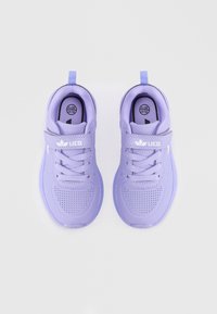 Baskets de sport violettes avec une tige synthétique lisse, un design perforé, une sangle ajustable et une semelle texturée. Taille EU 28, taille UK 10.