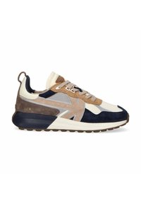 Sneaker casual con pannelli in suede e mesh beige, blu navy, grigio e marrone, lacci beige e suola in gomma spessa bianca e nera.