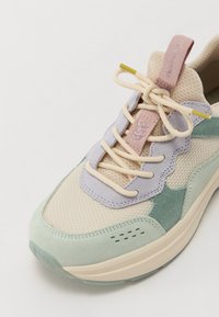 Baskets légères avec une tige en mesh et des accents en daim dans des teintes de vert menthe, lavande et beige. Les lacets ronds et la semelle empilée complètent le design.