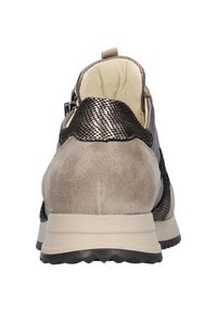 Lichtgrijze suède sneaker met gaasdetails bij de hiel, gevoerd kraagje en gestructureerde zwarte accenten. Dikke rubberen zool met een geprofileerde loop.