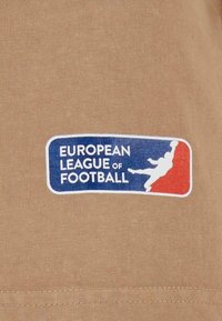 Sandfarvet bomulds t-shirt med trykt logo for European League of Football med blå, hvid og rød akcentuer.