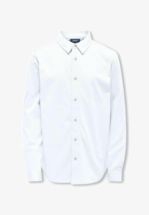 Biała koszula z długim rękawem z kołnierzykiem zapinanym na guziki, guzikami z przodu oraz zaokrąglonym dołem. Materiał wydaje się gładki, bez widocznych wzorów.