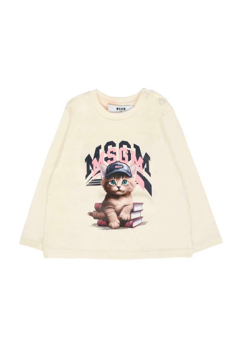 Crème kleurige peuter T-shirt met lange mouwen, waarop een kitten met een pet zit op gestapelde boeken, met de tekst "MSGM" in zwart en roze erboven.