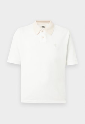 Bela polo majica s kratkimi rokavi in bež ovratnikom, z dvema gumboma, tkanino z teksturo ter majhnim vezenim logotipom na prsih.