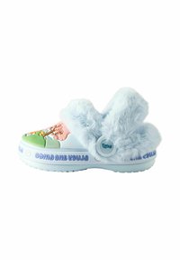 Zoccoli azzurri chiari e pelosi, con un design floreale in colori pastello, dotati di una suola testurizzata e un bottone decorativo sulla fascia.