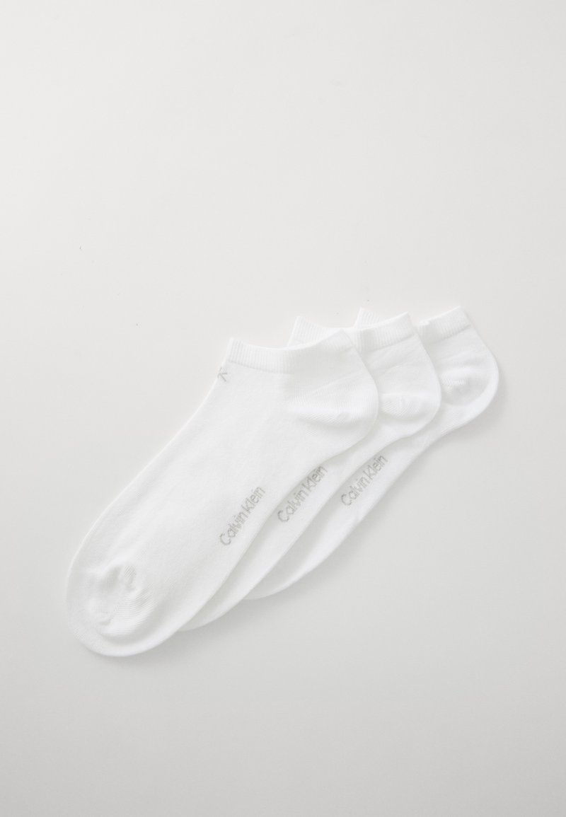 Τρία ζευγάρια κοντών, λευκών βαμβακερών κάλτσες. Κάθε ζευγάρι διαθέτει ένα λογότυπο σε ασημένια κλωστή, με ριγέ μανσέτα για άνεση και εφαρμογή.