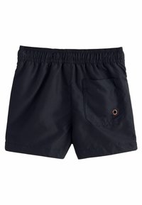 Pantaloni da bagno neri con vita elastica, dotati di una singola tasca sul retro e un piccolo dettaglio metallico sulla tasca. Tessuto morbido e leggero.