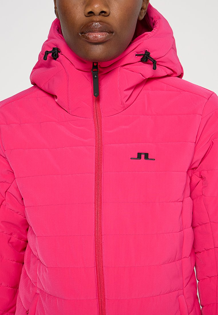 Helle pinke isolierte Jacke mit einem Reißverschluss vorne, Kapuze und horizontal gestepptem Design. Mit einem schwarzen Logo auf der Brust.