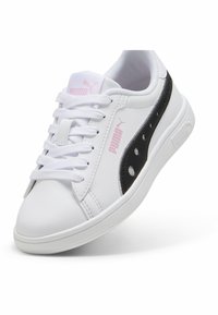 Sneaker sintetico bianco con accenti neri e argento, dotato di sei occhielli, lacci piatti e una suola texturizzata. Logo sul lato e sulla linguetta.