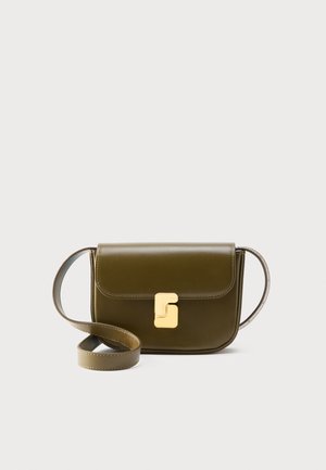 Sac bandoulière en cuir vert olive avec un rabat courbé et une fermeture rectangulaire dorée, doté d'une bandoulière réglable.