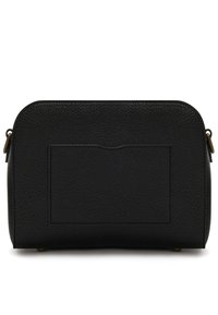 Schwarze Lederhandtasche mit strukturiertem Finish, rechteckiger Form und einer flachen Fronttasche. Verfügt über abgerundete Kanten und kleine Metallfüße an der Unterseite.