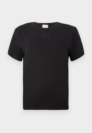 Fekete, rövid ujjú, kereknyakú póló, a mellkas közepén diszkrét, hímzett Calvin Klein logóval, sima design, fehér háttérrel.