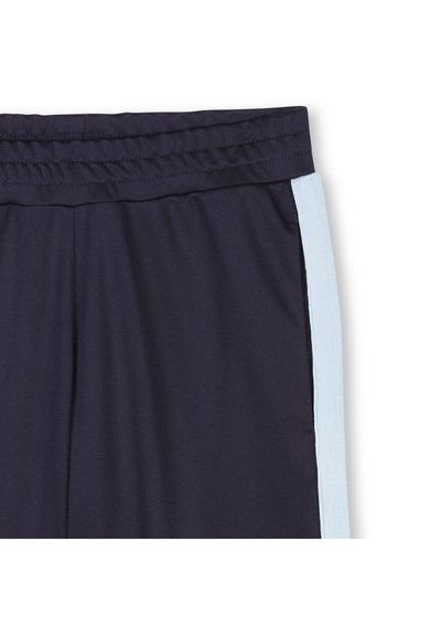 Pantaloni sportivi blu navy realizzati in tessuto testurizzato, con una striscia laterale azzurra chiara e una cintura elastica per il massimo comfort.