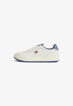 Baskets basses blanches avec semelle et talon bleus à motif cachemire, patch logo latéral avec des rayures rouges, blanches et bleues, et lacets.