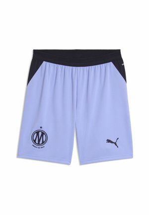 Pantalones cortos deportivos de color azul claro con cintura negra y paneles laterales, con el logo de un equipo deportivo y el logo de Puma en la parte delantera.