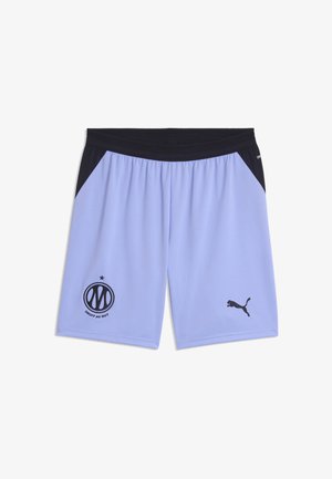 Hellblaue sportliche Shorts mit schwarzem Bund und seitlichen Einsätzen, vorne mit einem Sportteam-Logo und Puma-Logo.