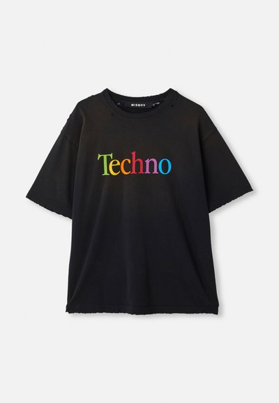 Μαύρη κοντομάνικη μπλούζα με το «Techno» τυπωμένο σε μεγάλες, πολύχρωμες γραμματοσειρές στο στήθος, με διακριτική φθορά κοντά στον λαιμό.