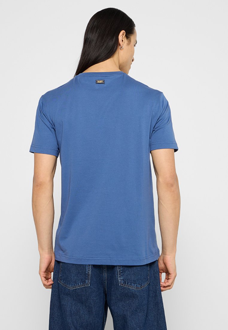 Blaues Baumwoll-T-Shirt mit Rundhalsausschnitt, kurzen Ärmeln und einem kleinen Markenschild auf der Rückseite. Glatte Textur und klassischer Schnitt.