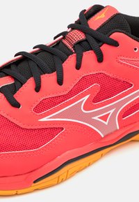 Mizuno WAVE PHANTOM 3 - Obuća za rukomet - radiant red/white/carrot curl