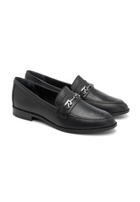 Zwarte leren loafers met een ronde neus, voorzien van een decoratieve zilveren kettingaccent over de wreef en een lage rubberen zool.