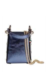 Metallic marineblauwe leren handtas met een rechthoekige vorm, gouden schakelband, decoratieve studs en een klein Italiaans vlagcharme.