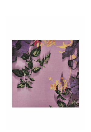 Tissu violet avec de grandes fleurs violet foncé, des feuilles vertes et de petits accents floraux jaunes et rouges.