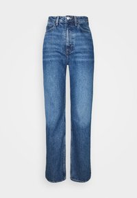 Vaqueros de mezclilla azul de talle alto con un diseño de pierna recta, que presentan un leve desgastado y un clásico estilo de cinco bolsillos.