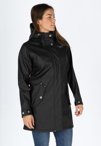 Svart regnjacka med huva, tillverkad av glatt vattentåligt material. Har tryckknappar, två framfickor och justerbara ärmslut.