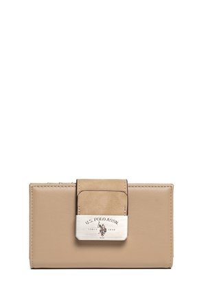Beige Lederbörse mit einem silberfarbenen Metallverschluss, der das U.S. Polo Assn. Logo zeigt. Glatte Textur mit Kontrastakzenten am Verschluss.