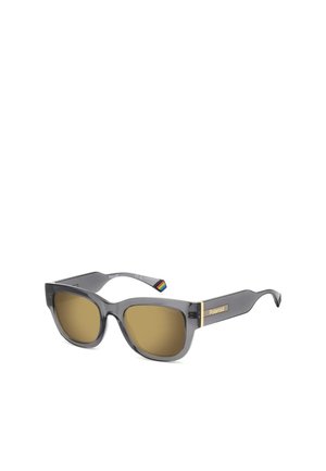 Occhiali da sole in plastica grigia con lenti marroni, forma rettangolare, con un logo dorato sul braccio e un'accentuazione a strisce multicolori sulla tempia.