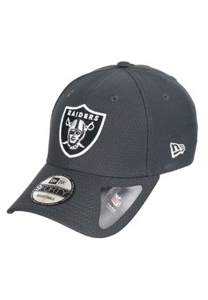Schwarze verstellbare New Era 9FORTY-Cap mit Raiders-Logo und NFL-Tag auf dem gebogenen Schirm.