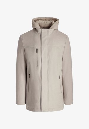 Beżowa kurtka z kapturem o gładkiej fakturze, z zamykaną na zamek kieszenią na froncie oraz kieszeniami po bokach. Posiada pikowaną podszewkę dla dodatkowego ciepła.