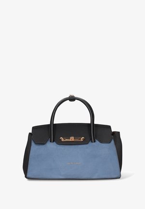 Sac à main bicolore avec un dessus en cuir noir et un corps en daim bleu. Dispose d'un fermoir doré et de poignées courtes en cuir. Logo visible à l'avant.