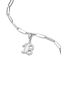 Silberkettchen-Armband mit großen Büroklammer-Gliedern und einem funkelnden Anhänger in Form der Zahl 18, verziert mit klaren Steinen.