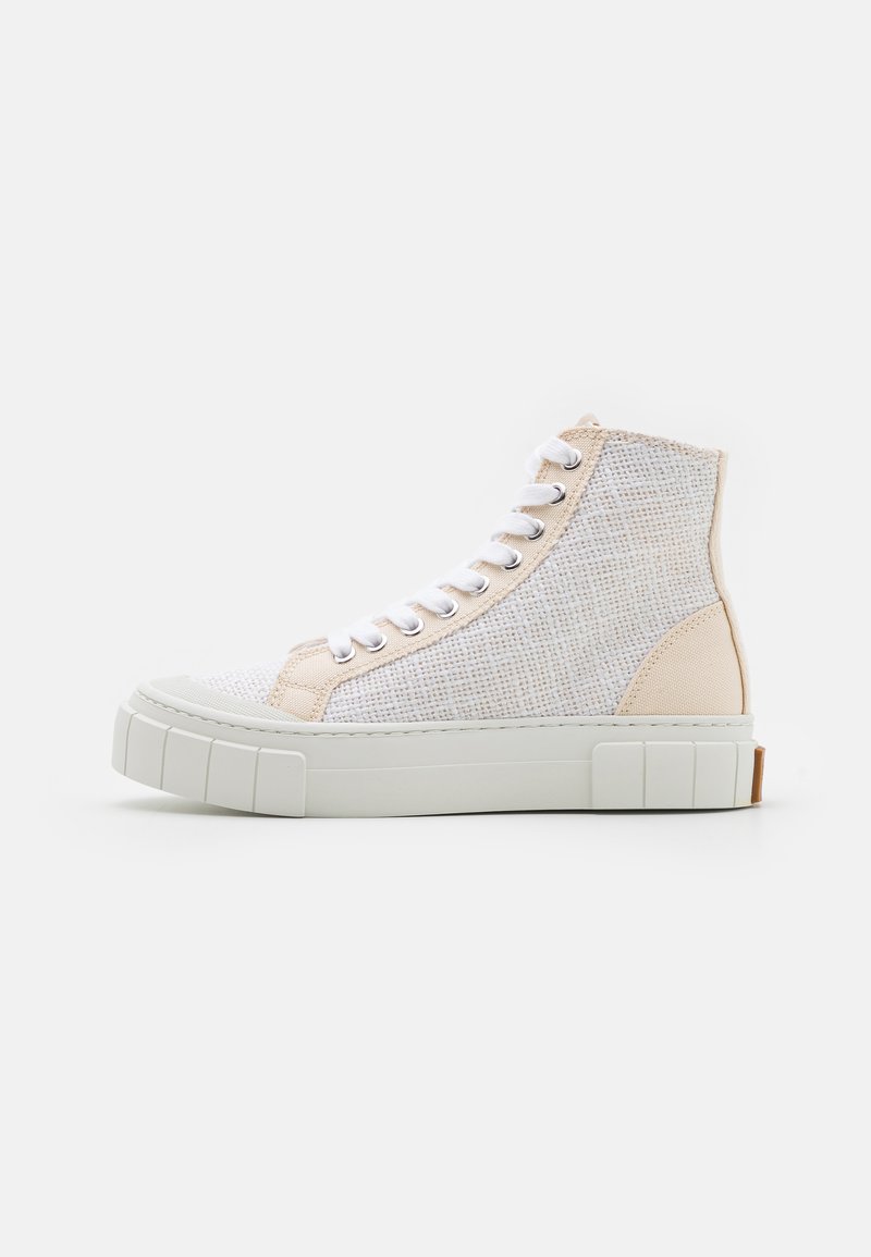 Sapatilha alta com um upper de tecido branco texturizado, detalhes em bege claro e uma sola de borracha branca com um padrão estriado.