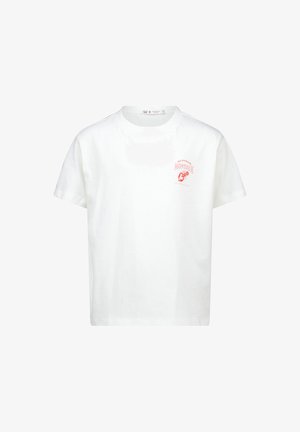 Camiseta de algodón blanca, cuello redondo, de mangas cortas. Presenta un pequeño gráfico impreso en rojo que dice "Montauk". Forma clásica sin adornos notables.