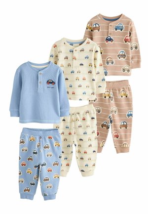 Drei Sets langärmeliger Oberteile und Hosen für Kleinkinder, jeweils mit bunten Auto-Mustern in Blau-, Creme- und Hellbrauntönen.