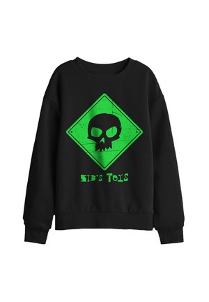 Schwarzer Pullover mit einer grünen, diamantförmigen Totenkopf-Grafik und dem Text "Sid's Toys", der unter dem Totenkopf gedruckt ist.