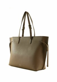 Sac fourre-tout en cuir marron à surface texturée, doté de deux poignées et d'une poche latérale zippée. Présente un logo de marque discret sur le devant.