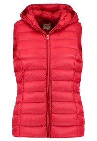 Röd vadderad väst med dragkedja fram och huva. Har sömnadsdetaljer och inga ärmar. Tillverkad av lätt, vattentåligt material.