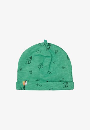 Cappello beanie verde realizzato in morbido tessuto, con stampe nere di animali e natura. Presenta un piccolo tag sulla visiera e un design a nodo sopra.