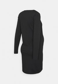 Vestido preto de mangas compridas com decote redondo, corte reto, até aos joelhos e textura suave. Sem padrões visíveis ou detalhes de hardware.